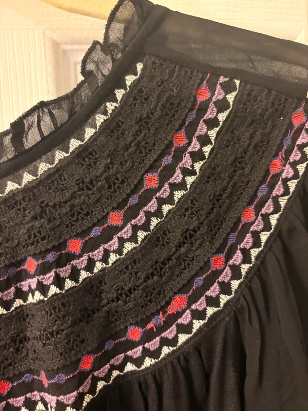 Anthropologie Akemi + Kin Louise Black Embroidered Floral Blouse Size Medium - Picture 3 of 10